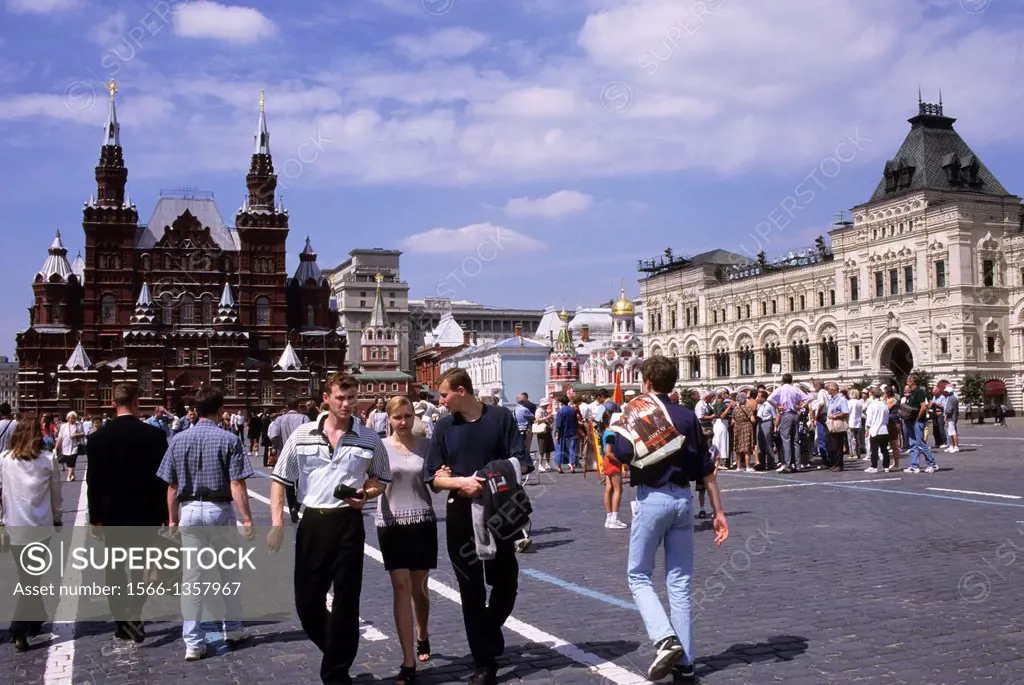 RUSSIA, MOSCOW, RED SQUARE WITH HISTORICAL MUSEUM IN BACKGROUND, GUM ON THE RIGHT, PEOPLE.1015