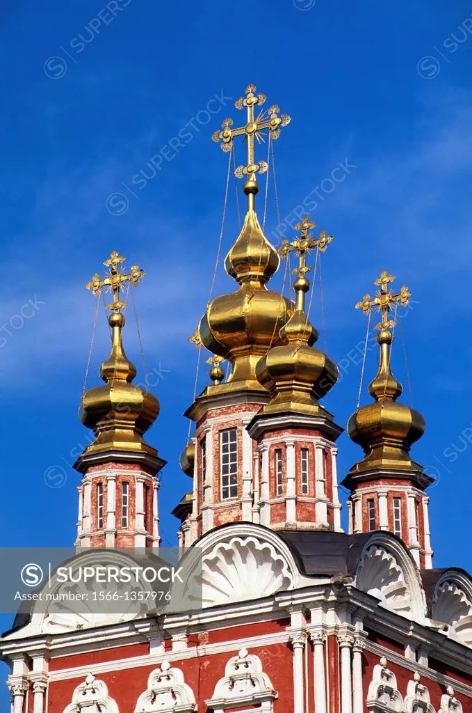RUSSIA, MOSCOW, NOVODEVICHY CONVENT, ENTRANCE, GOLDEN DOMES.1015