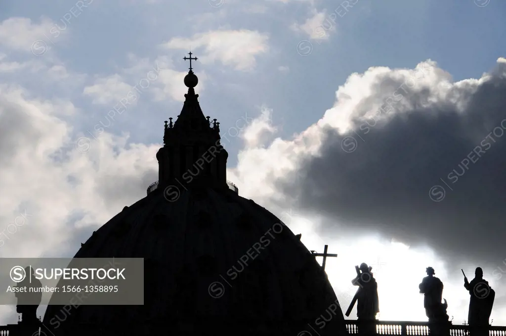 Silhouette of the dome of St. Peter´s Basilica in Rome