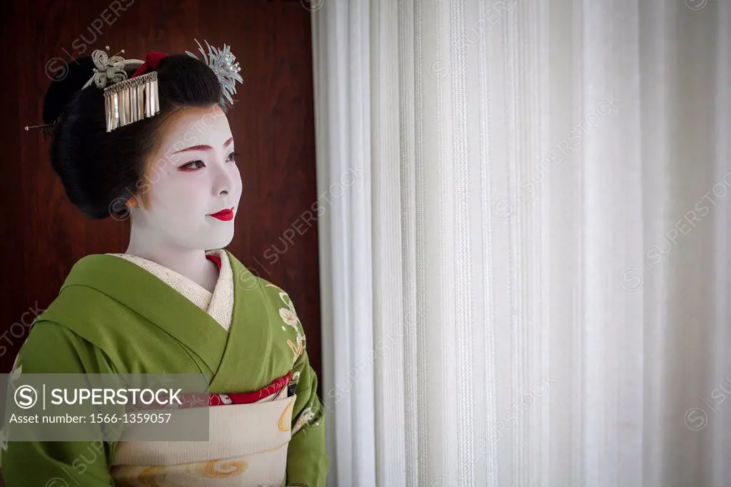 Fukukimi,´maiko´ (geisha apprentice) from Ishihatsu okiya (house of geishas).Geisha´s distric of Miyagawacho.Kyoto. Kansai, Japan.