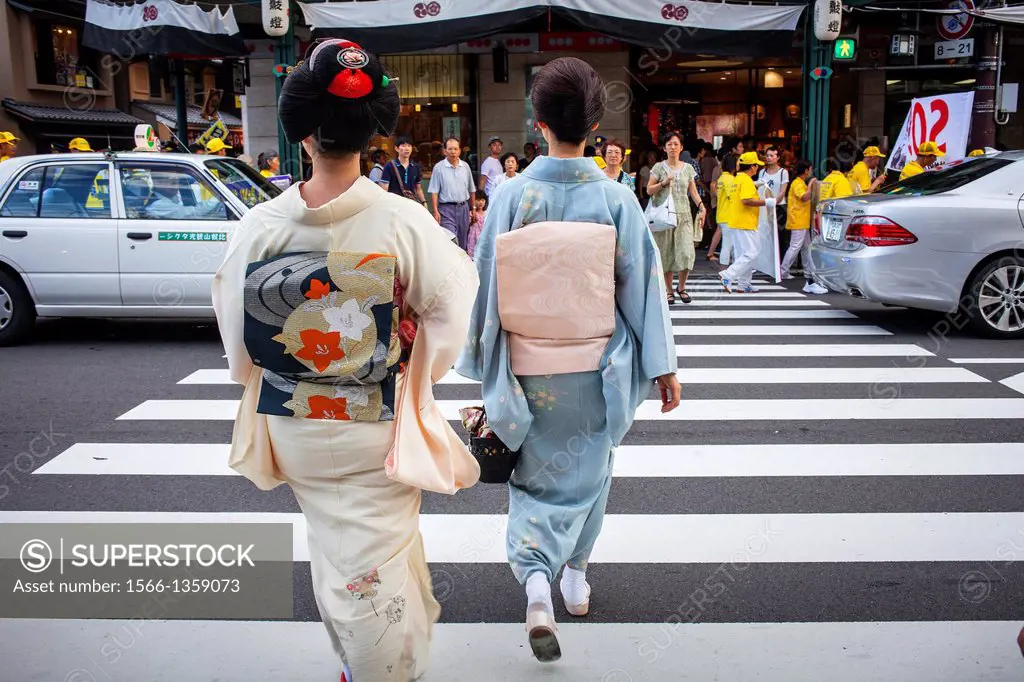 Geisha and ´maiko´ (geisha apprentice) in Shijo dori street.geisha´s distric of Gion,.