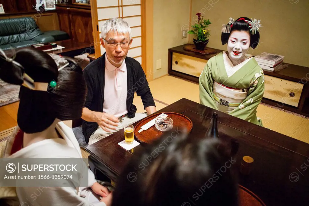 Fukuyu,geisha and Fukukimi,´maiko´ (geisha apprentice) workimg in Miyaki tea house (o-chaia).Geisha´s distric of Miyagawacho.Kyoto. Kansai, Japan.