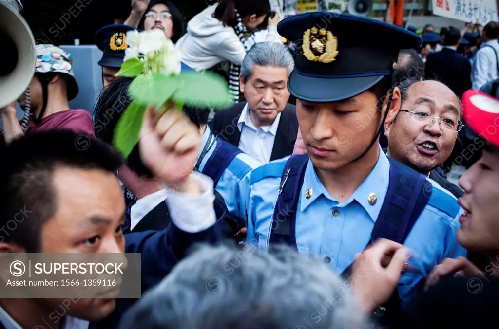 Anti-nuclear people and Pro-nuclear people separated by police in Anti-nuclear demonstration, in front of the headquarters of Japan´s Government (Kokk...