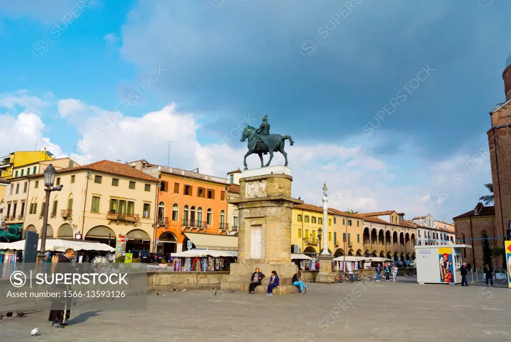 Piazza del Santo, with Monumento Equestre al Gattamelata, Padua, Veneto, Italy.