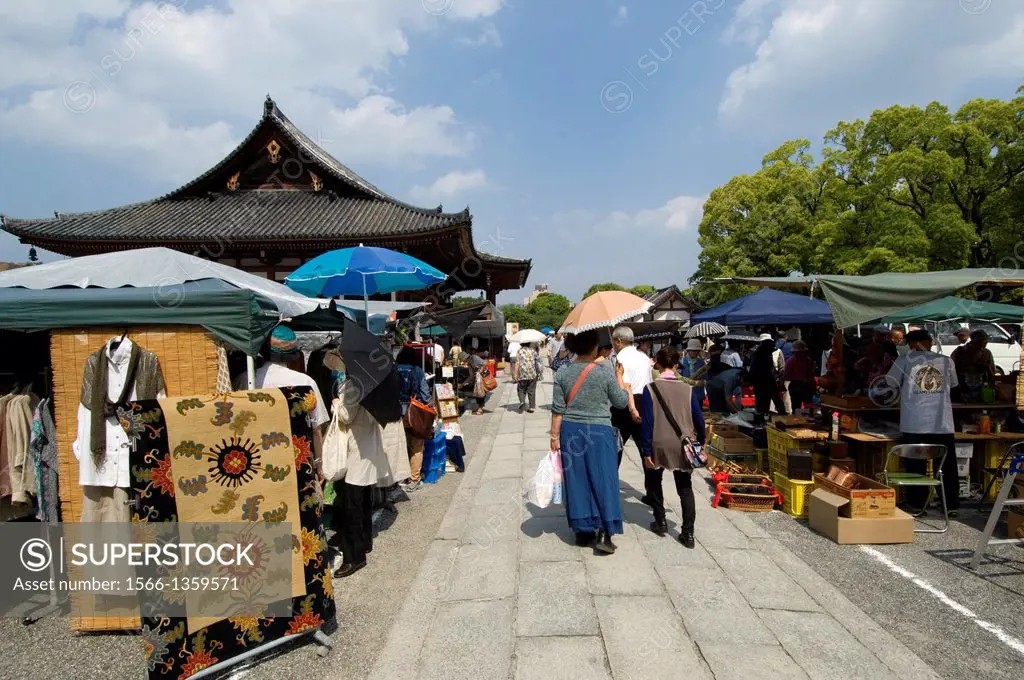 Toji temple, Antiques, Flea market, Browsers, Tourists, Stalls, Temple building, Kyoto, Japan, Locals, Buddhism, Locals, Parasols.