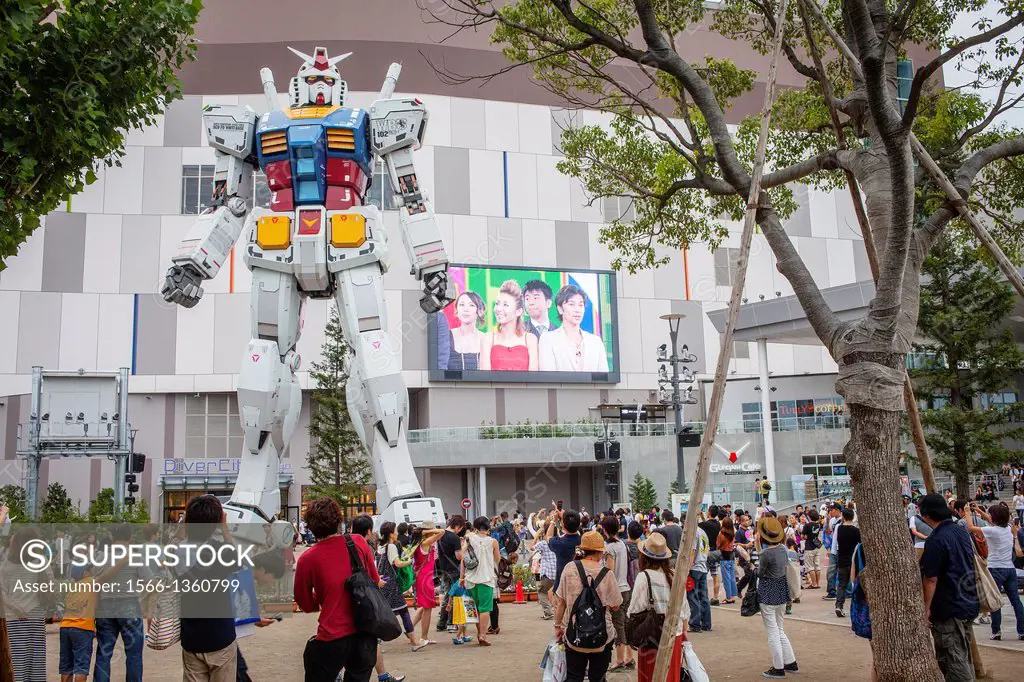Gundam robot in Diver City Tokyo Plaza, in Odaiba (artificial island).Tokyo city, Japan, Asia.