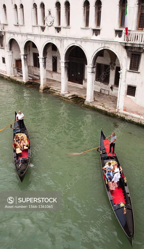 Gondola gondolier, tourist, from Rialto Bridge, Italian: Ponte di Rialto, Grand Canal, sestiere or quarter of San Polo, Venice, Veneto, Italy, Europe.