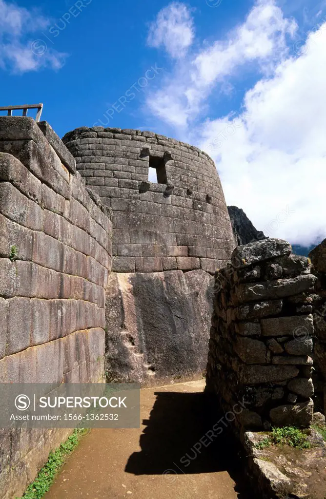 PERU, SACRED VALLEY, MACHU PICCHU, VIEW OF THE TEMPLE OF THE SUN.