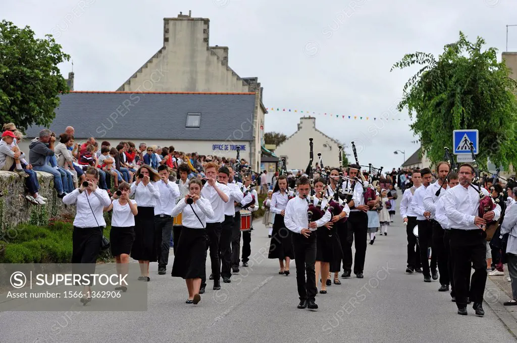 parade of the Heather Festival at Beuzec-Cap-Sizun, Finistere department, Brittany region, west of France, western Europe.