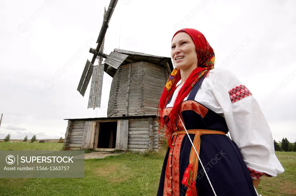 Woman trditionally dressed. Udmurtia Republic, Rusia.