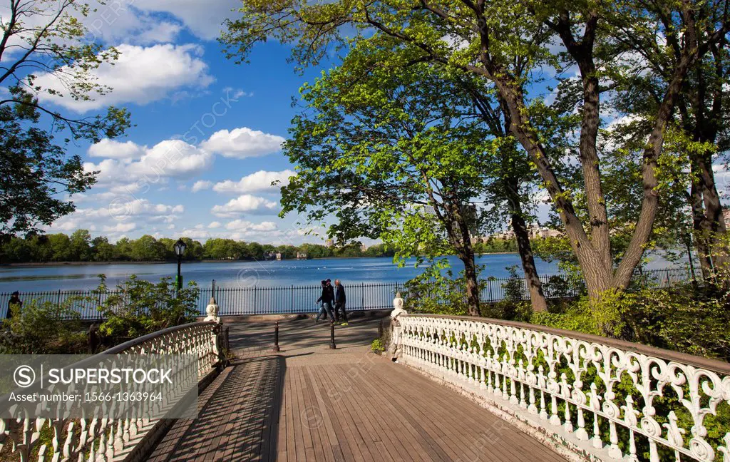 Bridge, Jacqueline Kennedy Onassis Reservoir, JKO or Central Park Reservoir, lake, Central Park, Manhattan, New York City, New York, USA.