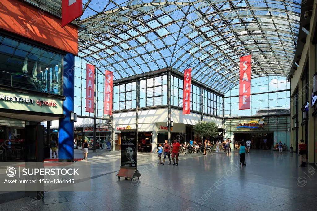 Germany, Bochum, Ruhr area, Westphalia, North Rhine-Westphalia, NRW, Bochum-Harpen, Ruhr-Park, shopping centre, shopping arcade, glass roof, people.