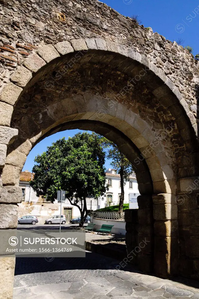 Porta de D. Isabel town gate, World Heritage, Evora, Alentejo, Portugal, Europe.