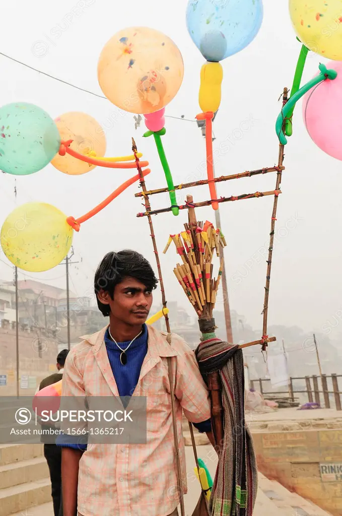 Vendor of ballons on river Ganges, Varanasi, Benares, Uttar Pradesh, India, Asia.