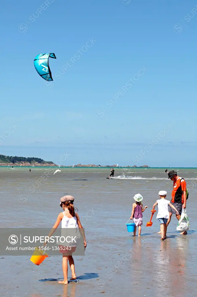 France, Brittany, Cotes d'Armor, Lancieux, kite surfer and a family fishing on foot.