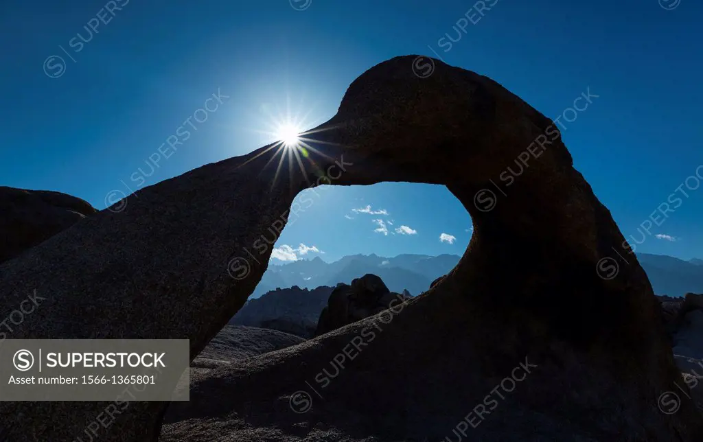 Ancient Arch, Alabama Hills, Owens Valley, Condado de Inyo, California, USA, America.