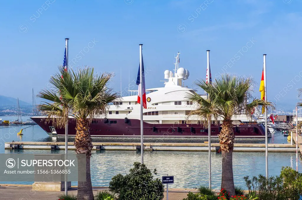 Europe, France, Alpes-Maritimes, Antibes. Quay billionaires. Yachts.