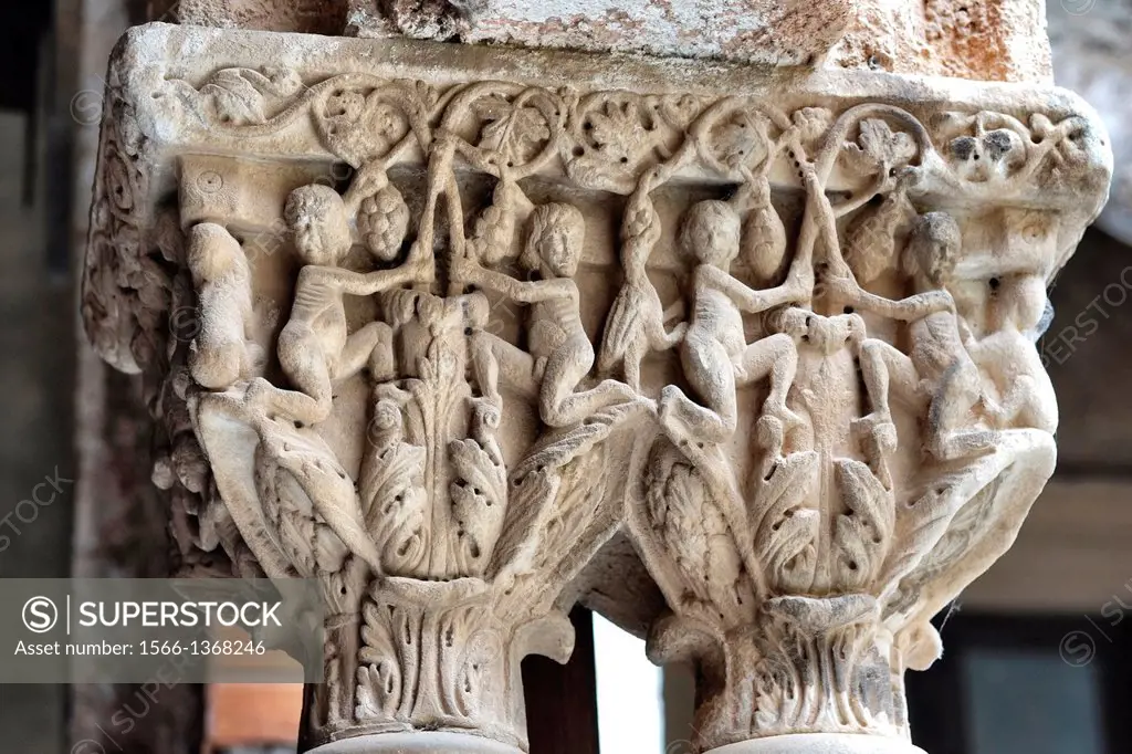 Details of the columns of Monreale abbey´s cloister, Monreale, Sicily, Italy
