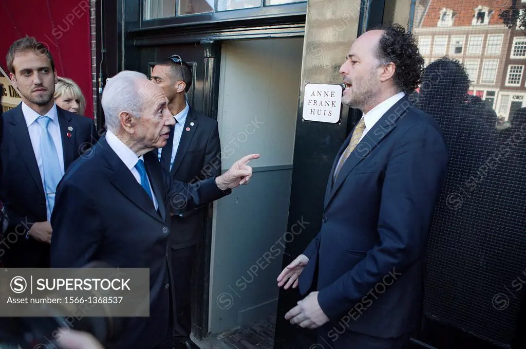 Shimon Peres (90) vists anne frank house in Amsterdam, welcomed by Ronald Leopold, director of the musem.