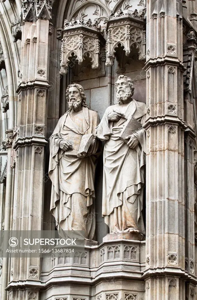 Spain, Catalonia, Barcelona, Cathedral, Main portal, statues of Apostles