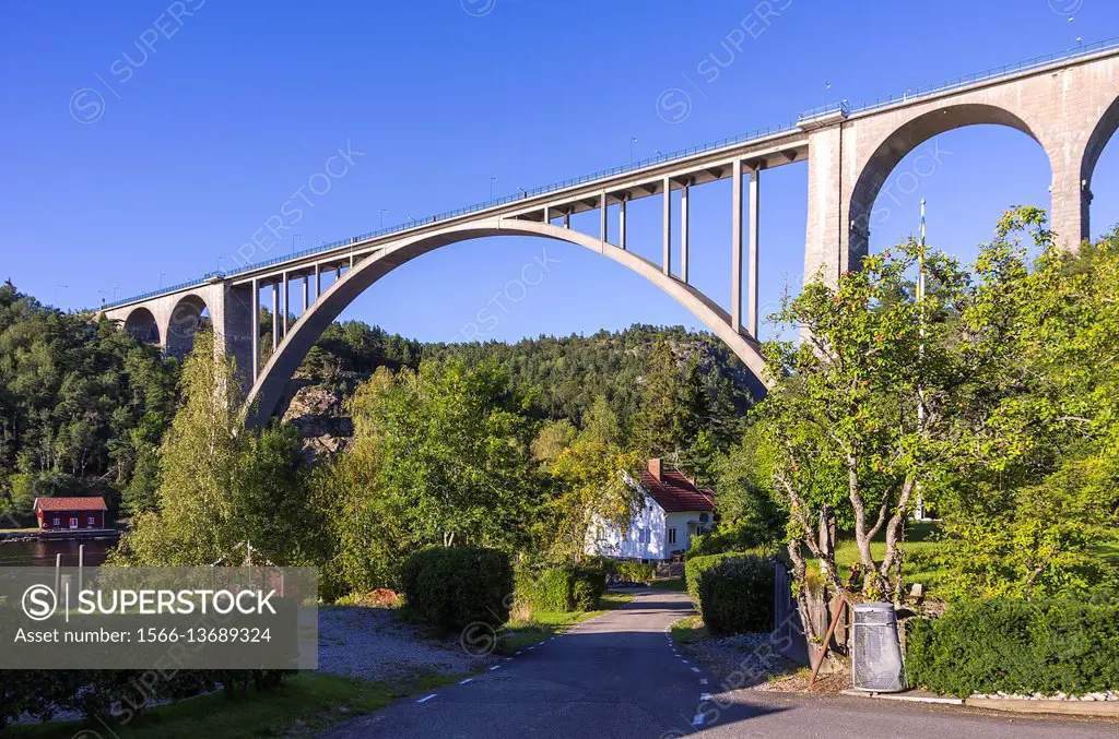 The Old Svinesund Bridge, the border between Norway and Sweden.