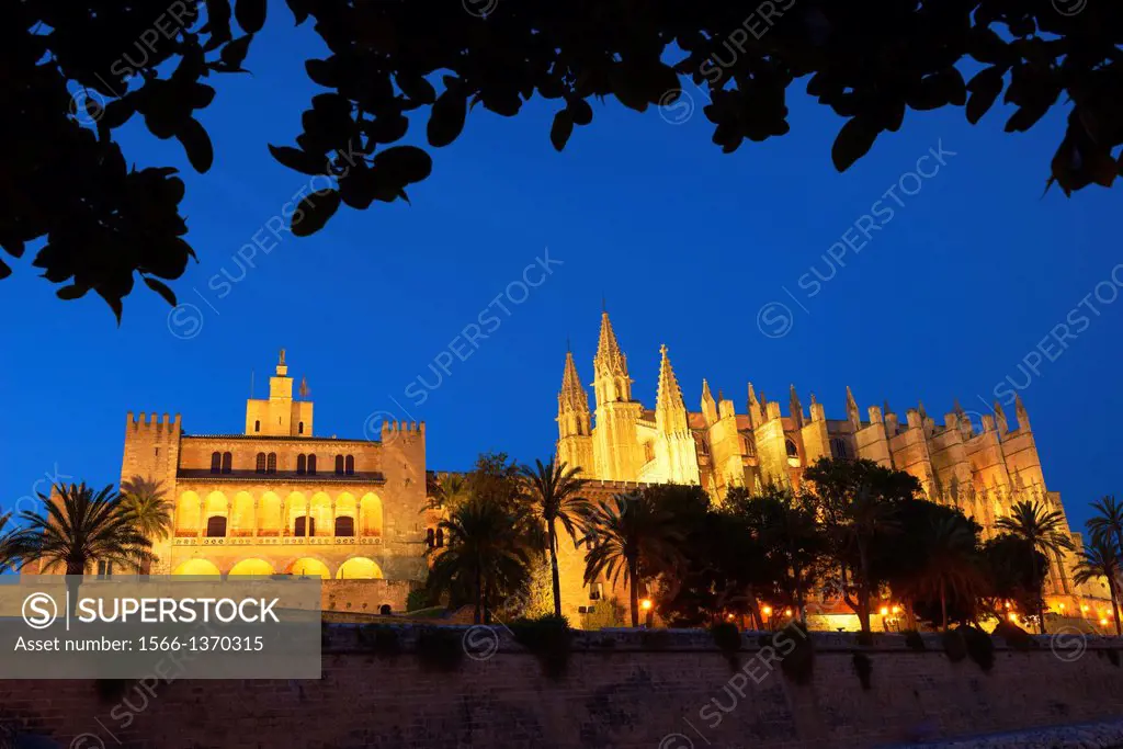 Palma de Mallorca, Cathedral, Almudaina Palace, La Seu cathedral, Palma, Majorca, Balearic Islands, Spain, europe.