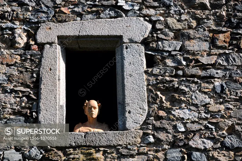 Representation of a prisoner at the prison window on the castle Klenova