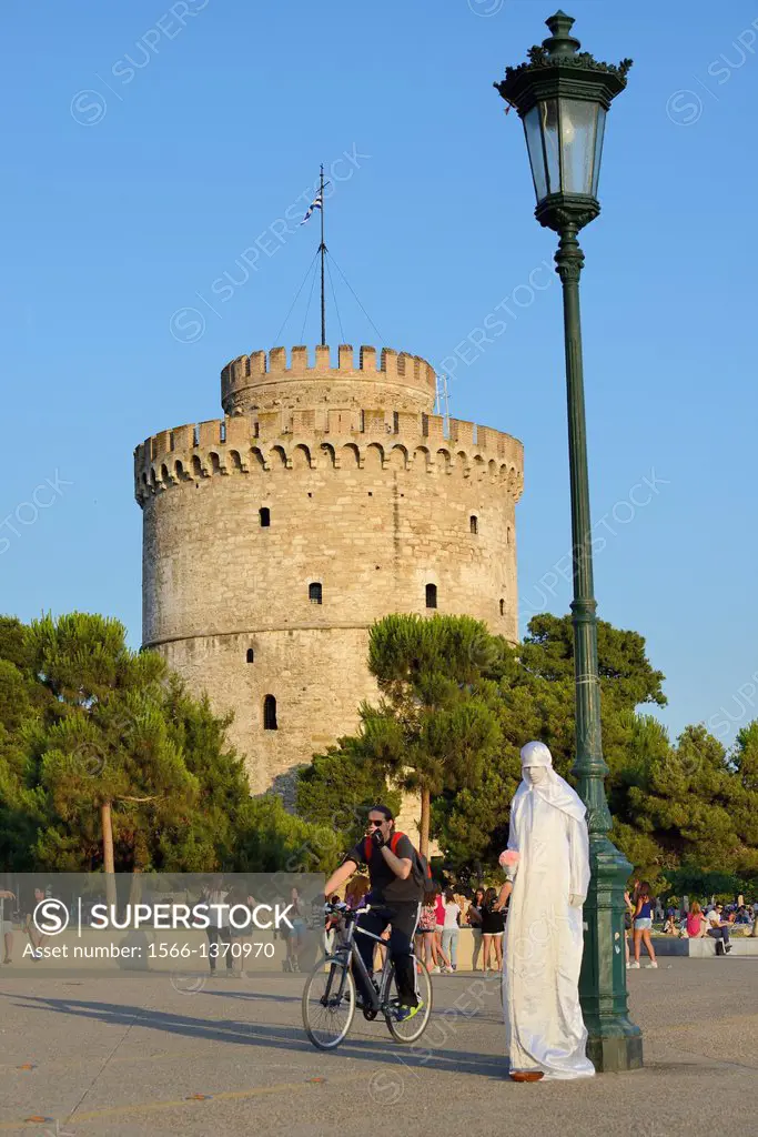 Greece, Central Macedonia, Thessaloniki, White Tower and living statue
