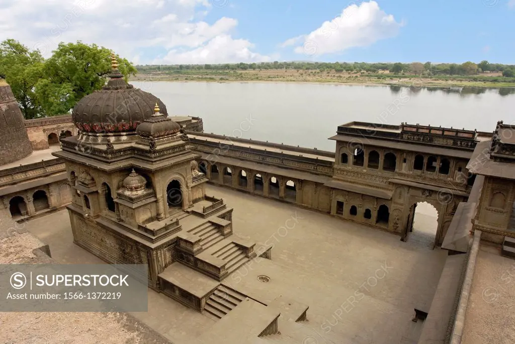 Temple inside fort Ahilya, Maheshwar, Madhya Pradesh, India. Maheshwar served as the capital of the great Maratha lady Rajmata Ahilya Devi Holkar, rul...