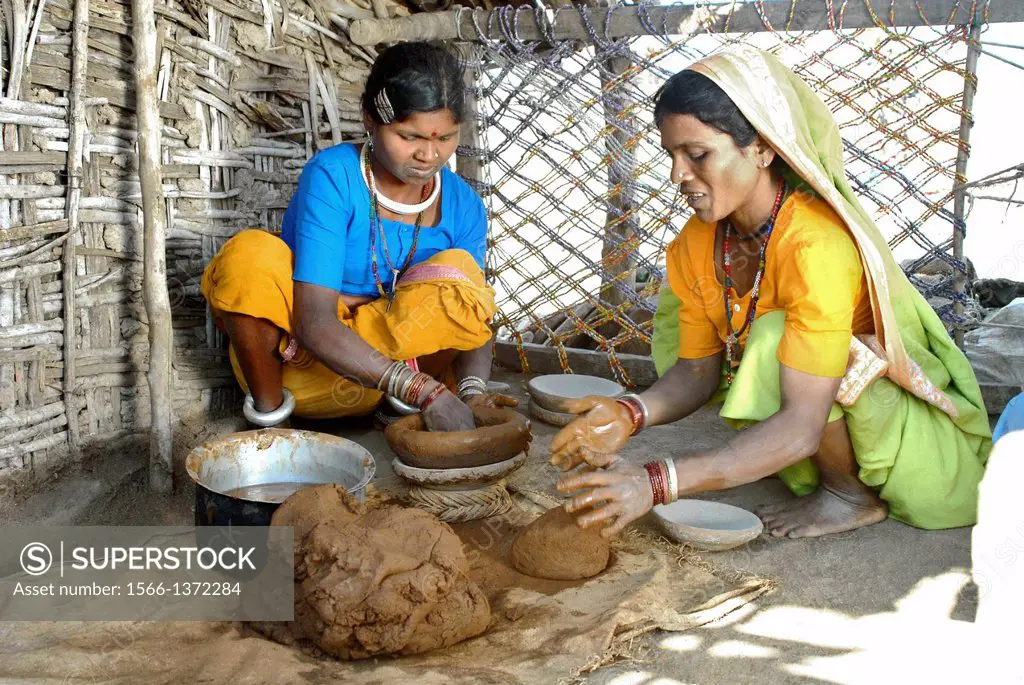 Bareli Tribal women making earthen pots, Madhya Pradesh, India.
