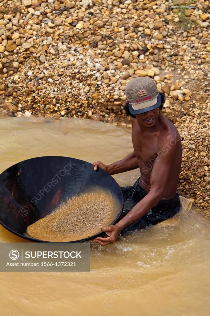 Washing out of Diamaonds on the Diamond Mines of Cempaka, Indonesia.