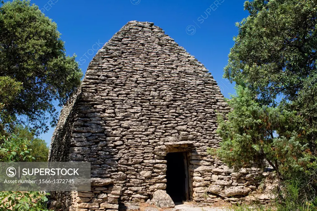 Stone houses in Bories Village, open-air museum, about 2 to 5 centuries old. Luberon Natural Park, near Gordes village, Vaucluse department, Provence-...