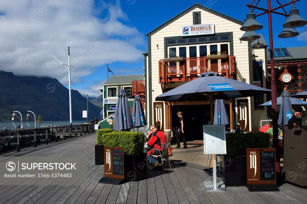 NEW ZEALAND, OCEANIA, SOUTH ISLAND, QUEENSTOWN, LAKEFRONT.