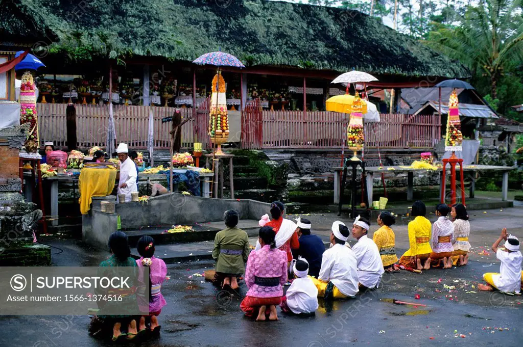 INDONESIA, BALI, SMALL TEMPLE, TEMPLE CEREMONY, PEOPLE PRAYING.