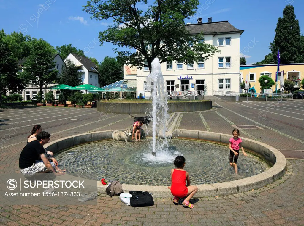 Germany, Oberhausen, Ruhr area, Lower Rhine, Rhineland, North Rhine-Westphalia, NRW, Ebert Square and Ebertbad, theatre, fountains, summer, heat, peop...