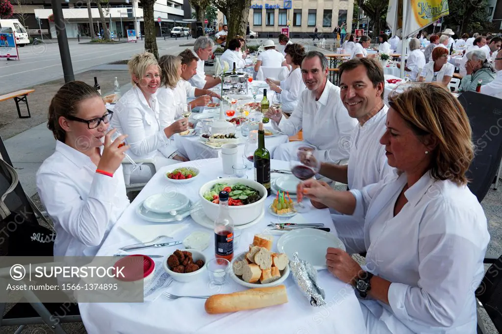 Germany, Oberhausen, Ruhr area, Lower Rhine, Rhineland, North Rhine-Westphalia, NRW, White Dinner on the Saporoshje Square, Diner en blanc, people at ...