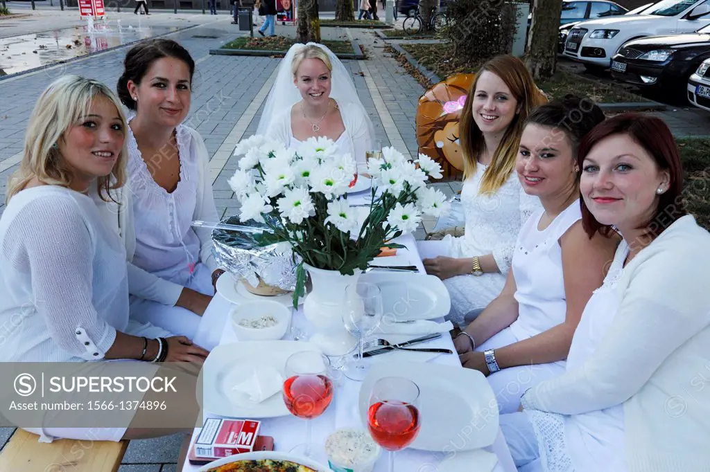 Germany, Oberhausen, Ruhr area, Lower Rhine, Rhineland, North Rhine-Westphalia, NRW, White Dinner on the Saporoshje Square, Diner en blanc, people at ...