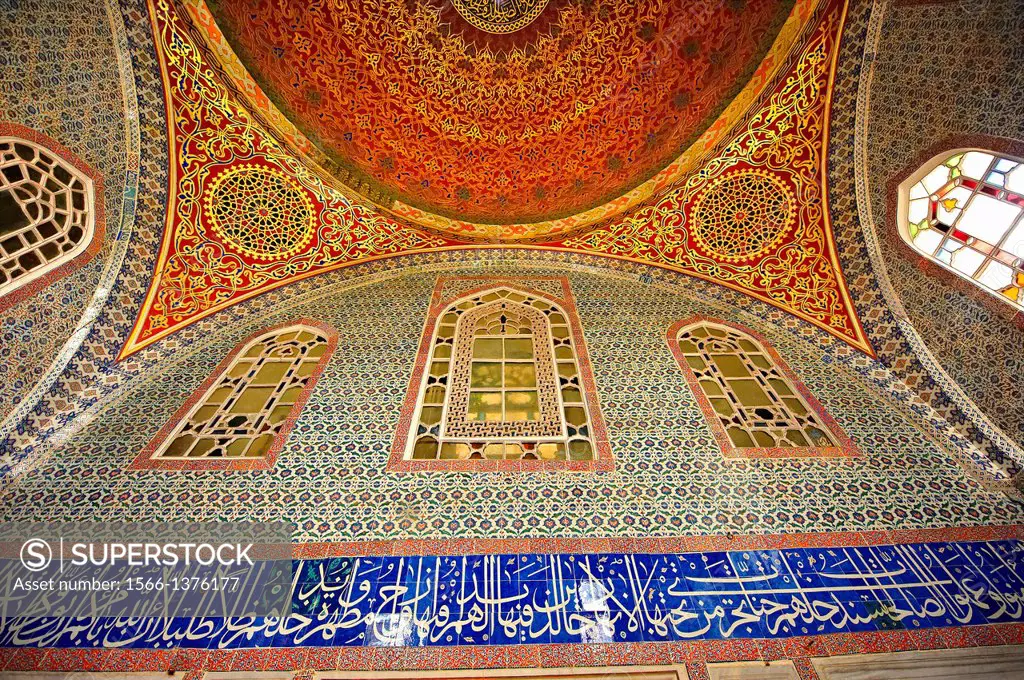 The Ottoman architecture of the Privy Chamber of Sultan Murad III decorated with 16th century Iznk tiles. Topkapi Palace, Istanbul, Turkey.