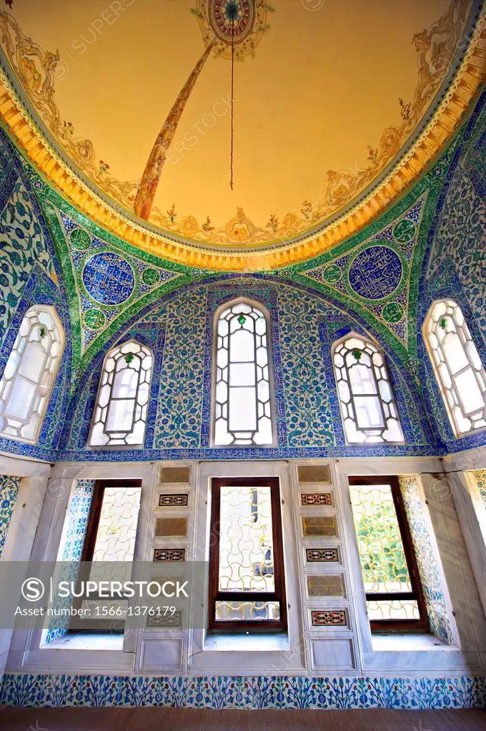 The Ottoman architecture of the Privy Chamber of Sultan Murad III decorated with 16th century Iznk tiles. Topkapi Palace, Istanbul, Turkey.