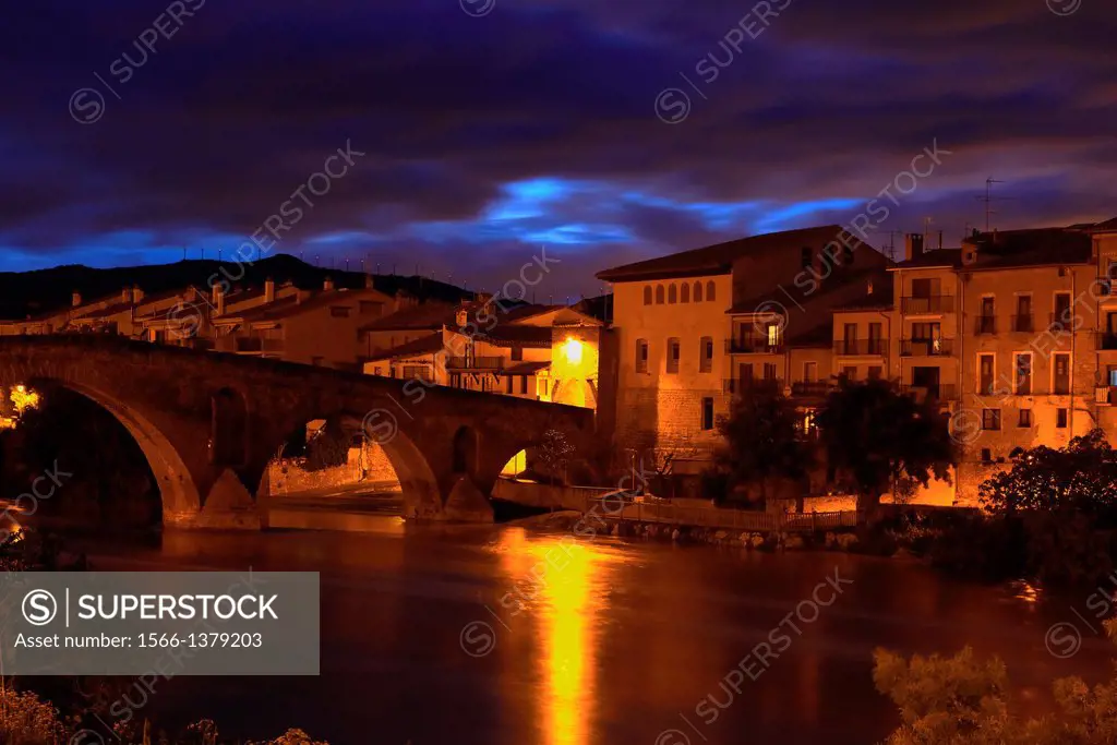 Medieval bridge over River Arga, Puente la Reina (Gares), Way of St James, Navarre, Spain, Europe.