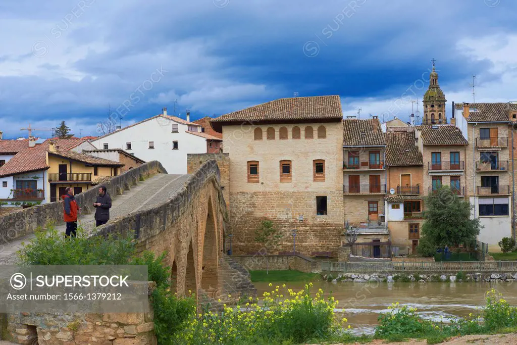 Pilgrims, medieval bridge over River Arga, Puente la Reina (Gares), Way of St James, Navarre, Spain, Europe.