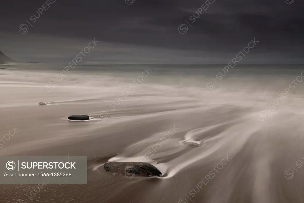 En la foto puede verse el efecto que producen las grandes olas en su retirada sobre la arena de la playa de Azkorri y la bruma que crea la rompiente.