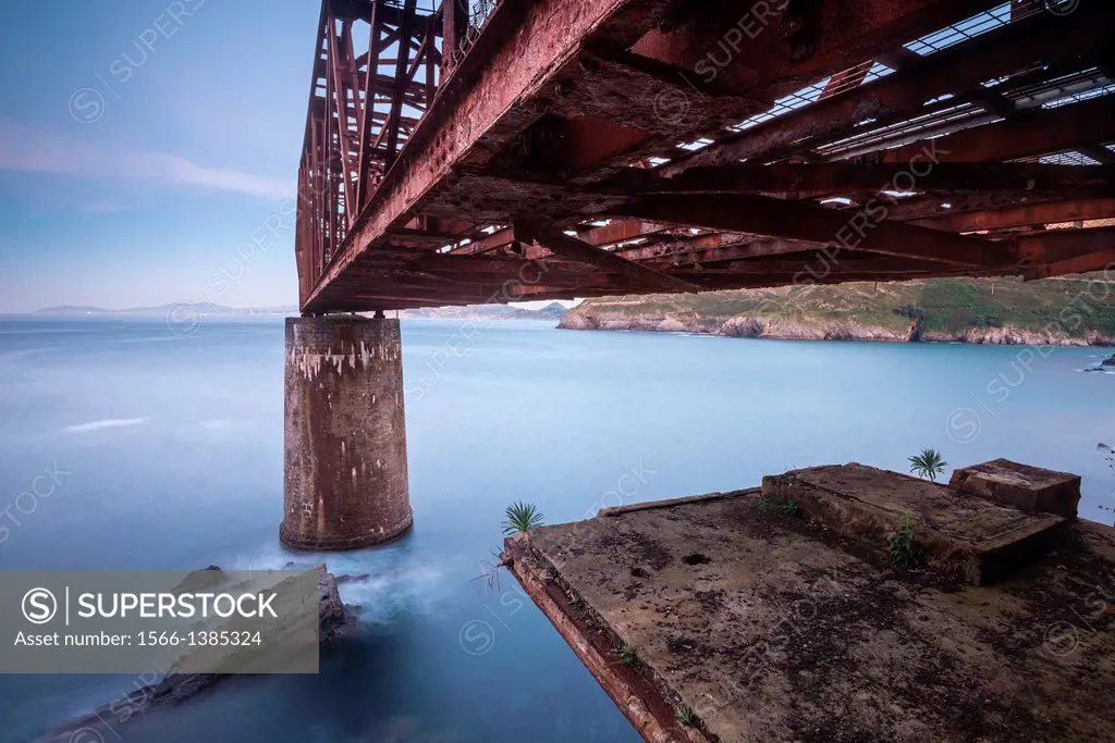Photography taken from the base of the crane load. It is a cantilever crane that was used in the last century to load iron ore barges. It is located i...