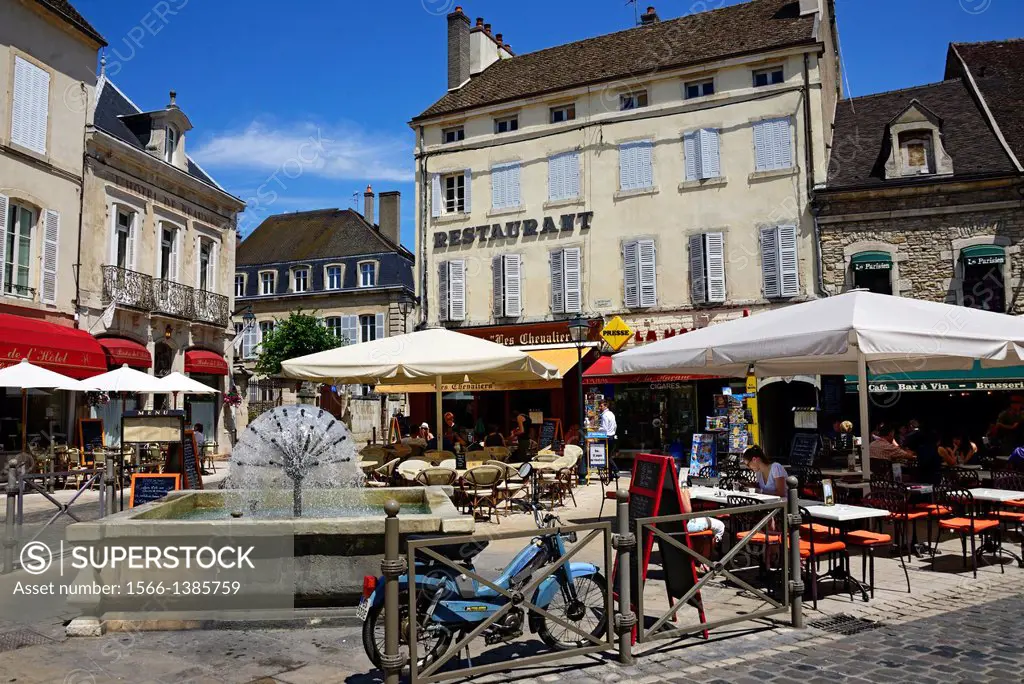 city scene, Beaune, Department of Cote d´Or, Burgundy, France, Europe.