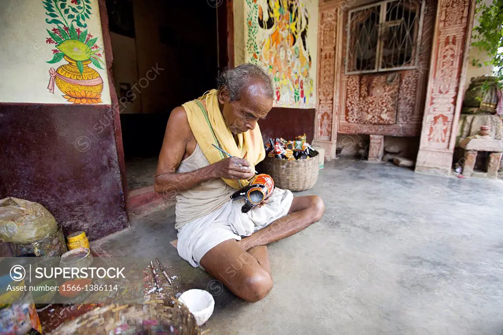 Artist painting on pots, Raghurajpur, Orissa, India.