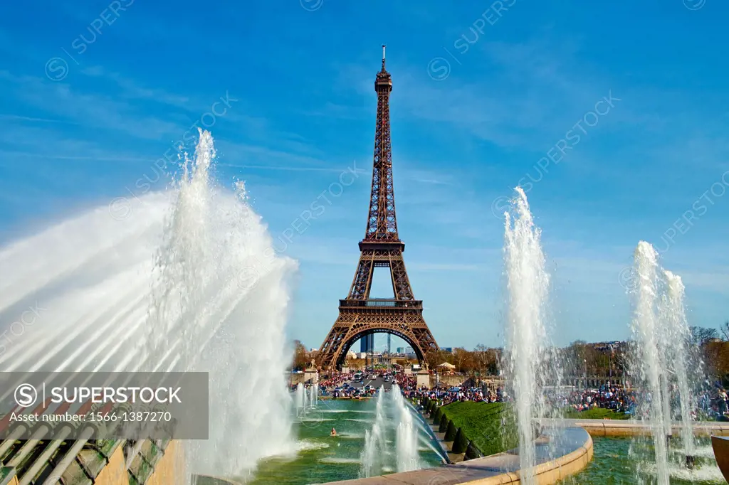 France, Paris, Eiffel tower and Trocadero fountain.