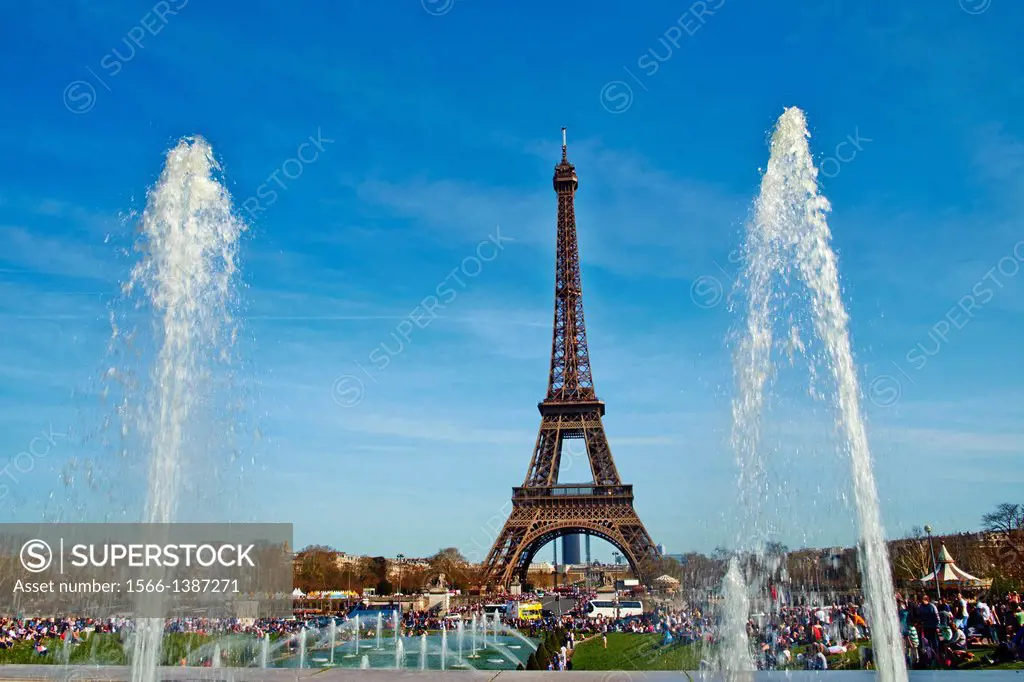 France, Paris, Eiffel tower and Trocadero fountain.