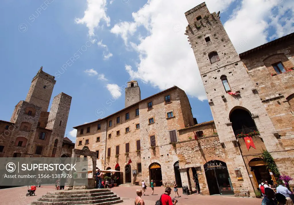 Piazza della Cisterna, Cistern Scuare, San Gimignano, UNESCO World Heritage, Siena province, Tuscany, Italy, Europe.