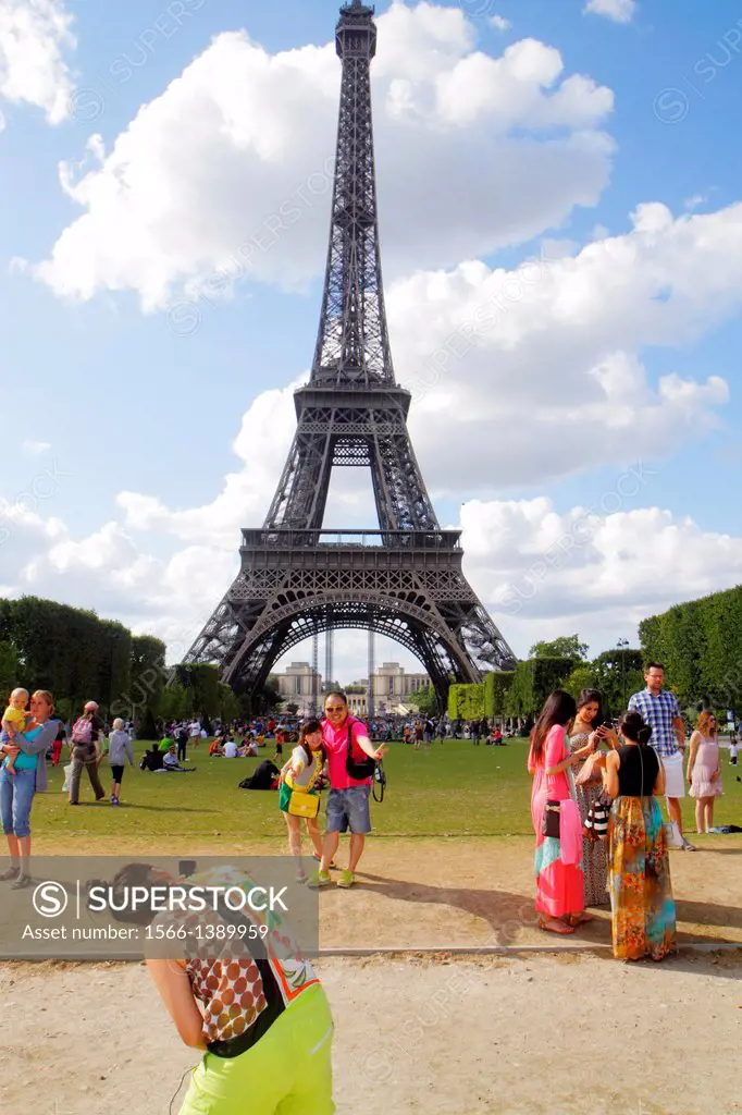 France, Europe, French, Paris, 7th arrondissement, Parc du Champ de Mars, Avenue Joseph Bouvard, Eiffel Tower, Asian, man, woman, couple, posing, taki...