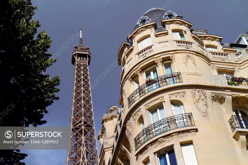 France, Europe, French, Paris, 7th arrondissement, Avenue de Suffren, Eiffel Tower, Haussman apartment building,.